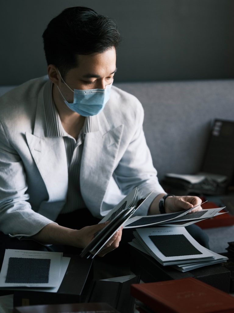 客戶選擇布料的示意圖。