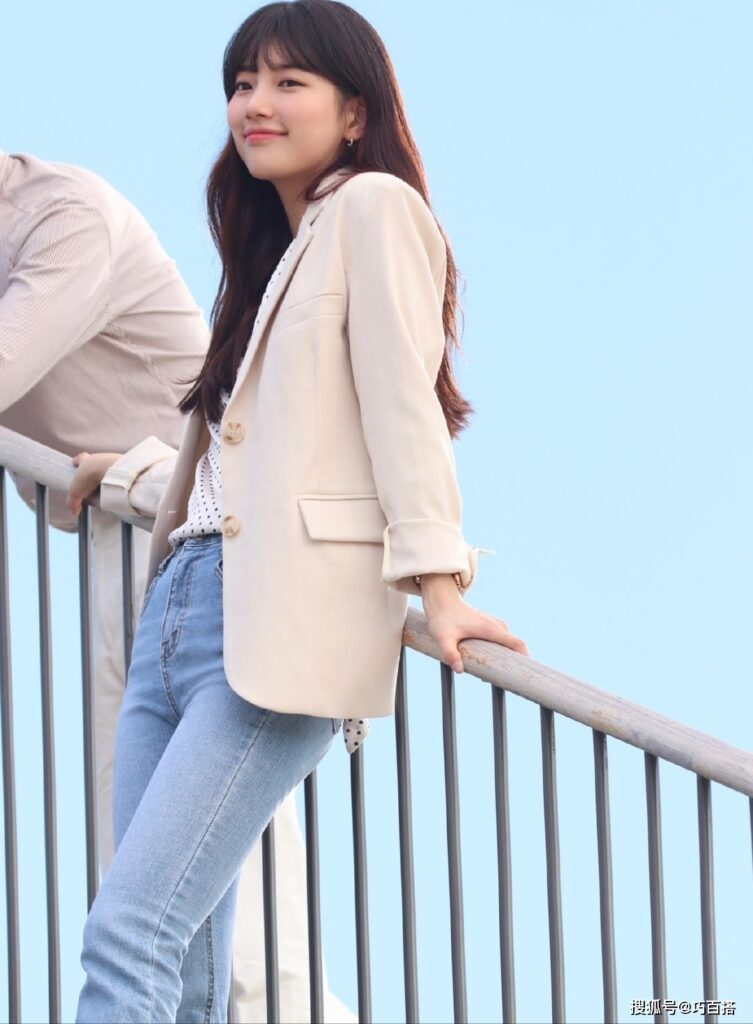 Business casual 女生穿搭，米色西裝外套搭配白色上衣與淺藍牛仔褲