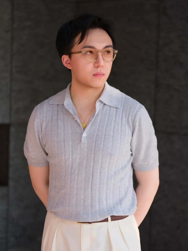 Business casual 男生穿搭，灰色針織 Polo 衫搭配米白色西裝褲