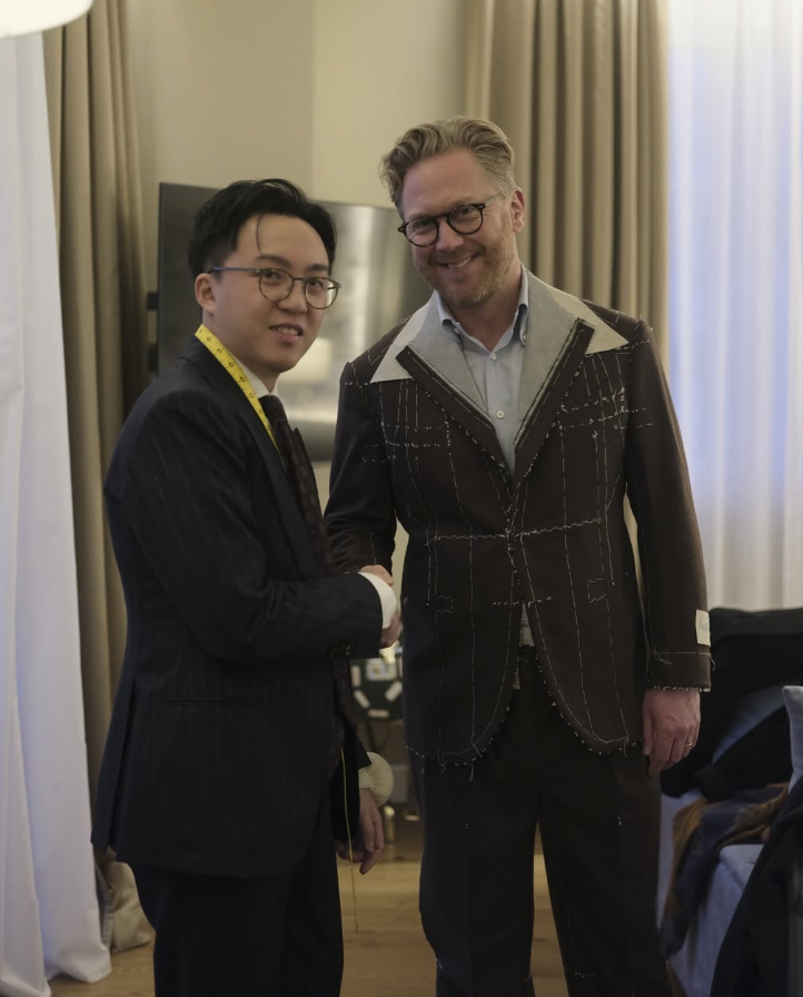 台北西裝訂製試穿服務，訂製師與穿著半成品西裝的顧客合照