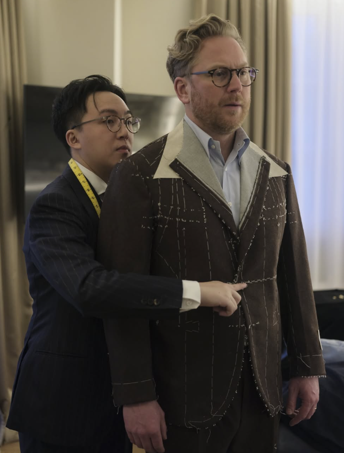 台北西裝訂製試穿調整，訂製師確認男士西裝腰身與衣身版型細節
