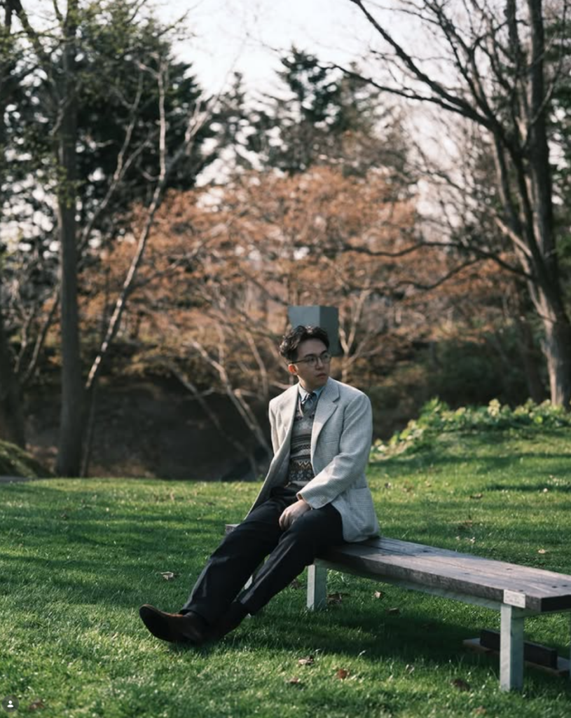 Business casual 男生穿搭，米色西裝外套搭配白色針織衫與黑色長褲