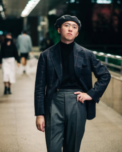 Business casual 男生格紋西裝外套搭配黑色高領衫與灰色西裝褲