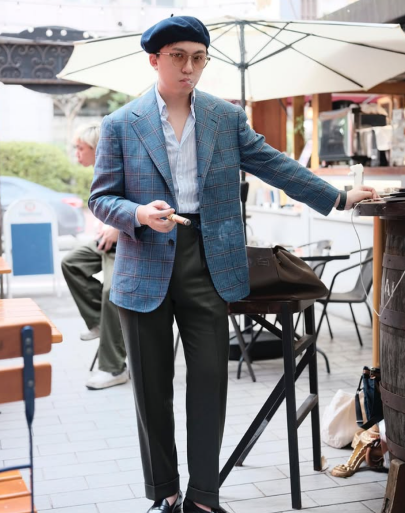 Business casual 男生藍色格紋西裝外套搭配襯衫與西裝褲