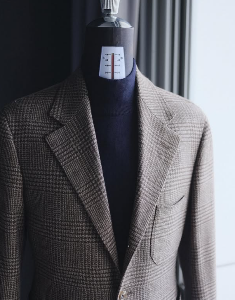 Business casual 格紋西裝外套搭配深色高領針織衫