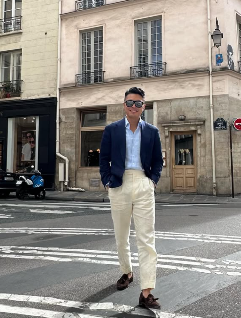 Business casual 男生深藍色西裝外套搭配白色襯衫與米白長褲